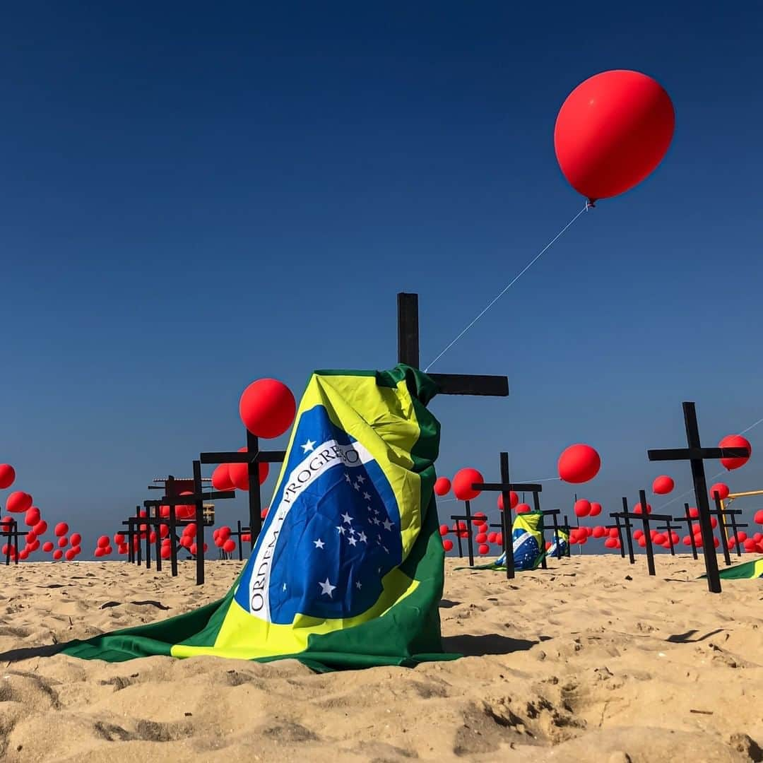 Primer Impactoさんのインスタグラム写真 - (Primer ImpactoInstagram)「¿Por qué tenemos tantos muertos de #covid19? Fue uno de los cuestionamientos de los brasileros este fin de semana durante un homenaje a las víctimas del #coronavirus en las playas de #Copacabana.  Piden atención médica más temprana y que se endurezcan las medidas de protección contra el virus.  En #Brasil han muerto más de 100,000 personas y se han contagiado más de 3 millones.  Fotos: Alessandra del Bene, Bruna Prado / Getty Images y Mauro Pimentel / AFP vía Getty Images.  #PrimerImpacto.」8月11日 1時22分 - primerimpacto