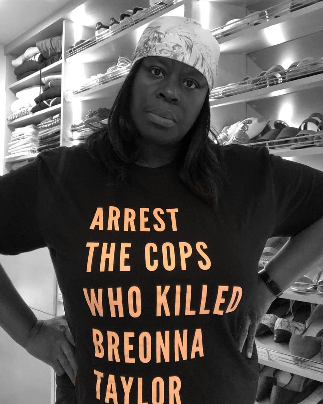 Rettaのインスタグラム：「Every morning I wake up and I think about her and I think about her mother telling the story of how the police at the scene had her running around looking for her child knowing her body was still in the apartment. • It’s been 150 days since Breonna Taylor was murdered in her sleep by Jonathan Mattingly, Brett Hankison, and Myles Cosgrove—and her killers have not been charged. Too often Black women who die from police violence are forgotten. Let’s stay loud, keep demanding justice for Breonna and her family, and SAY HER NAME. This campaign and t-shirt was created by @phenomenal in partnership with the Breonna Taylor Foundation, to which all profits will be donated. (Art by @arlyn.garcia) #SayHerName #BreonnaTaylor」