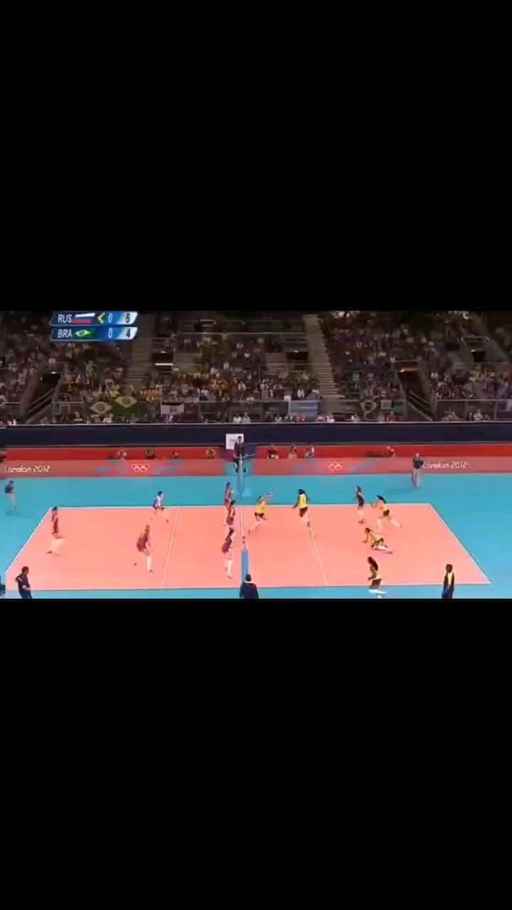 シェイラ・カストロのインスタグラム：「Revendo alguns lances da minha carreira, encontrei esses 3 contra a Rússia, nas quartas de finais dos Jogos Olímpicos de Londres, em 2012. . . Quero saber de vocês, qual dos três foi o mais bonito? . . #volei #voleibol #volleyball #volley」
