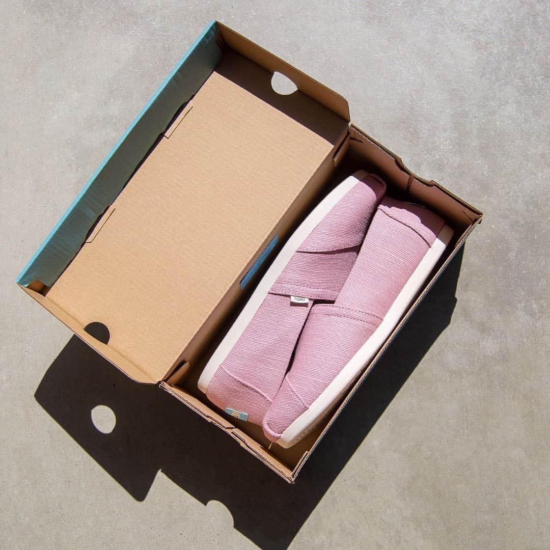 トムズシューズのインスタグラム：「A color that’ll have you saying: “Eyes up here.”」