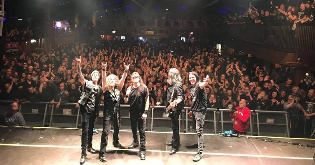 Queensrycheさんのインスタグラム写真 - (QueensrycheInstagram)「The Christmas Bash at Musichall Geiselwind, Germany 🤘 #queensryche #theverdicttour #christmasbashgeiselwind #bandofbrothers #goodtimes #memories #werememberliveshows #wemissourrychers #doyouremember」8月11日 1時39分 - queensrycheofficial