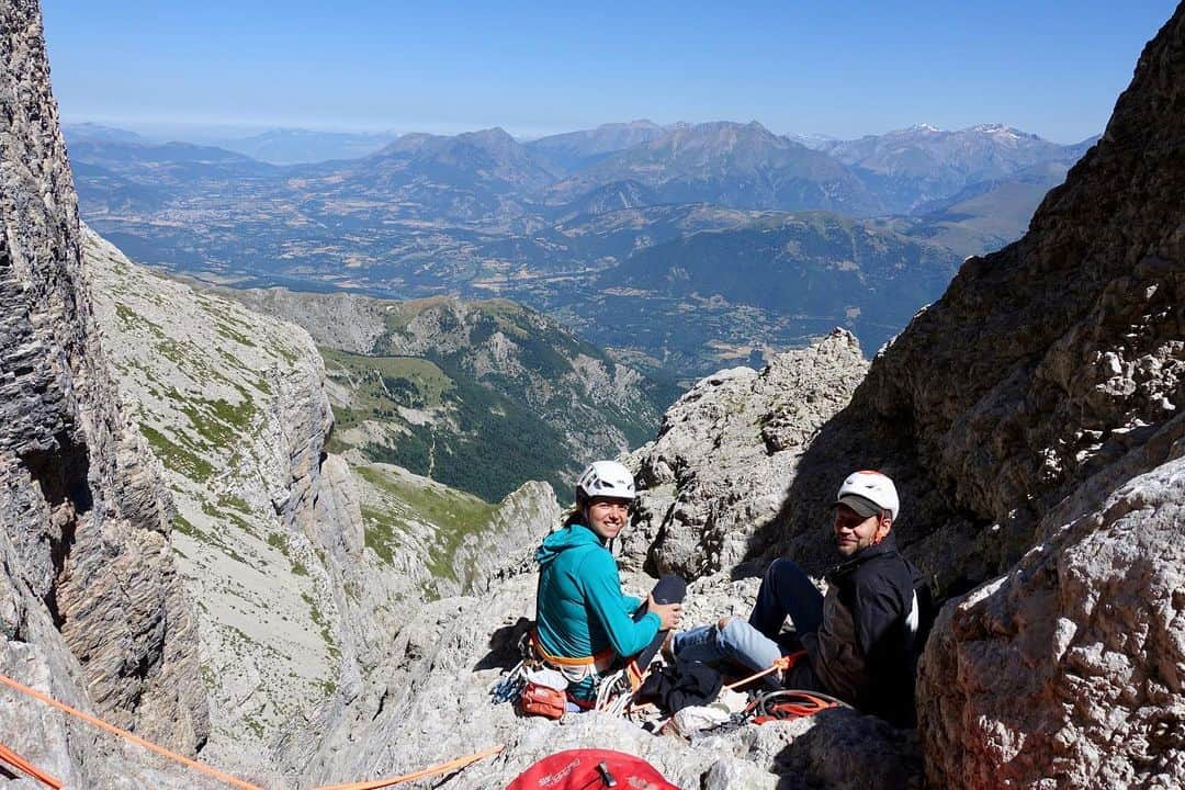 ニナ・カプレツさんのインスタグラム写真 - (ニナ・カプレツInstagram)「I few days ago I had an incredible guiding experience in the “Dévouly”, a region I’ve never climbed before. We climbed the route “Vendange tardive”, (300m/6a+) on the peak Obiou. What a beautiful day, in the middle of a very wild nature.  It’s a real perle and you can find tons of Génépi in the route!  Thanks Jean and Jeremy for that pretty fun day!  #lovenature #multipitch #genepi  @arcteryx @petzl_official @scarpaspa @julbo_eyewear」8月11日 1時36分 - ninacaprez