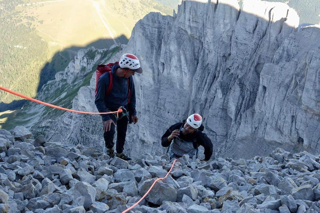 ニナ・カプレツさんのインスタグラム写真 - (ニナ・カプレツInstagram)「I few days ago I had an incredible guiding experience in the “Dévouly”, a region I’ve never climbed before. We climbed the route “Vendange tardive”, (300m/6a+) on the peak Obiou. What a beautiful day, in the middle of a very wild nature.  It’s a real perle and you can find tons of Génépi in the route!  Thanks Jean and Jeremy for that pretty fun day!  #lovenature #multipitch #genepi  @arcteryx @petzl_official @scarpaspa @julbo_eyewear」8月11日 1時36分 - ninacaprez