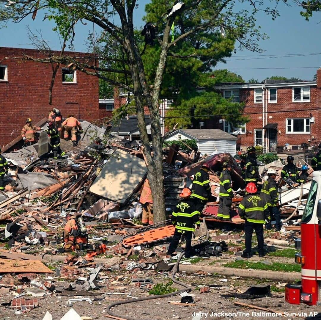 ABC Newsさんのインスタグラム写真 - (ABC NewsInstagram)「A natural gas explosion destroyed three row houses in Baltimore on Monday, killing a woman and trapping other people in the wreckage. At least two people were hospitalized with serious injuries, firefighters say. #baltimore #explosion #fire #housefire #firefighters」8月11日 1時37分 - abcnews