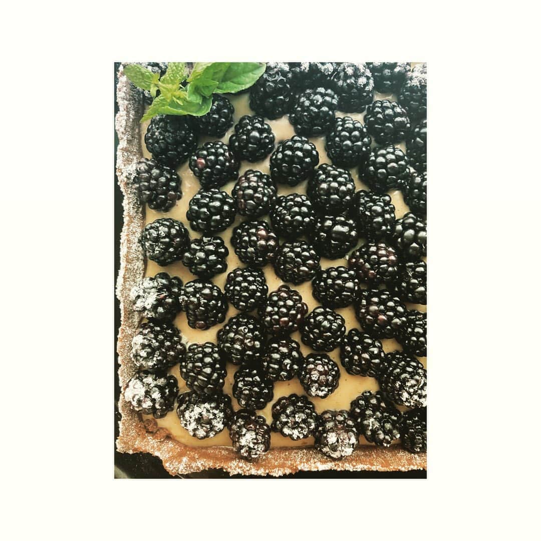 journaleatripのインスタグラム：「Blackberry's memory  梅雨明けしてから 毎日両手一杯の収穫があるblackberry。  熊本山吹牛乳でカスタードをたいてシンプルなタルトをつくる。  . ブラックベリーのタルトには ちょっと思い出がある。 庭に父が植えたブラックベリーの実がなった年、摘んでお誕生日ケーキを作って欲しいと父は母にリクエストした。 私が担当で一生懸命摘んだものの数が少なくカスタードの中にポツンぽつんとブラックベリーが散らばったタルトとなった。いつもは缶詰のダークチェリーの実がギッシリつまったタルトだったのに。 しかし お庭で自分が摘んだ実がのせてあるケーキに蝋燭を灯した事がよほど印象に残ったのか、その光景を鮮明に覚えている。  そうだみんなでタルトを作る日を作ろう☺️ と思う近頃。」