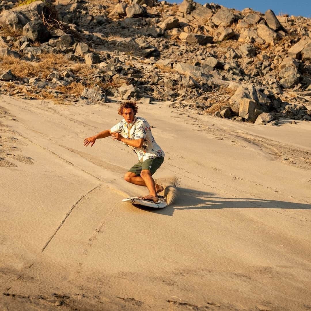 ビラボンのインスタグラム：「サンドサーフィン？！」