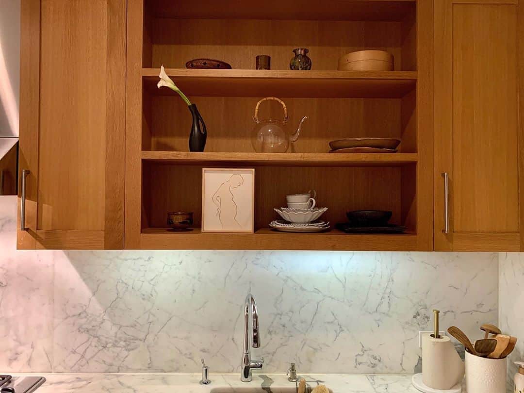 大塚良子さんのインスタグラム写真 - (大塚良子Instagram)「さっそくキッチンの棚に飾ったよ♪  #NewHome #homesweethome #kitchen  #kitteninstagram  #homedecor #rubyatelier  #ニューヨーク#ニューヨーク暮らし」8月11日 12時28分 - ryokokonami