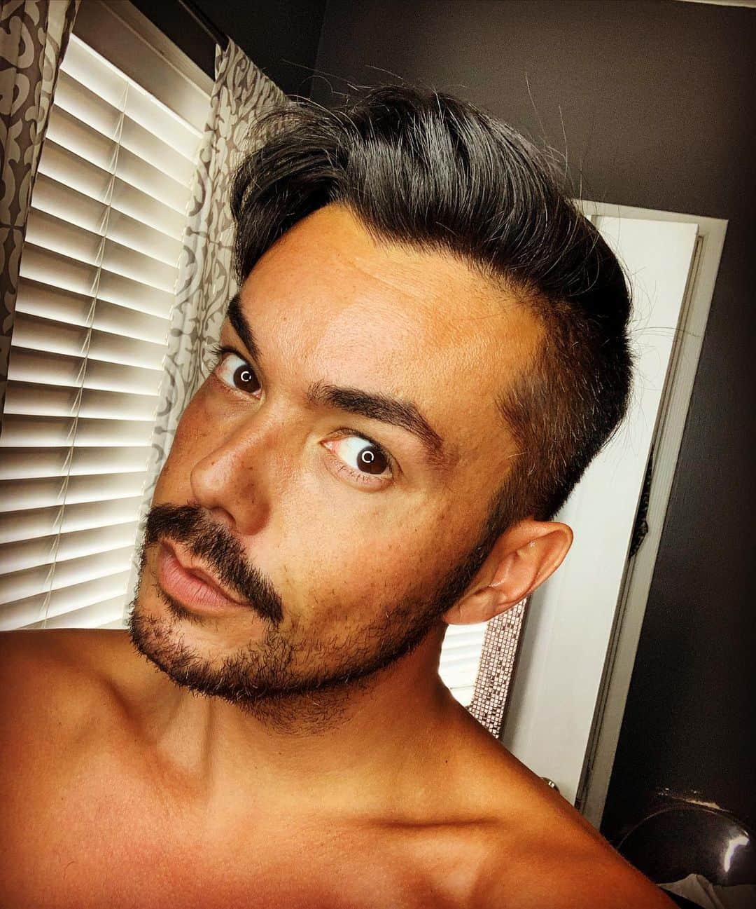 アンソニー・ラモスさんのインスタグラム写真 - (アンソニー・ラモスInstagram)「Was this hairstyle called a wave or a swoop in the ‘90s or was it ‘80s? 🌊」8月11日 11時07分 - anthonyramosah