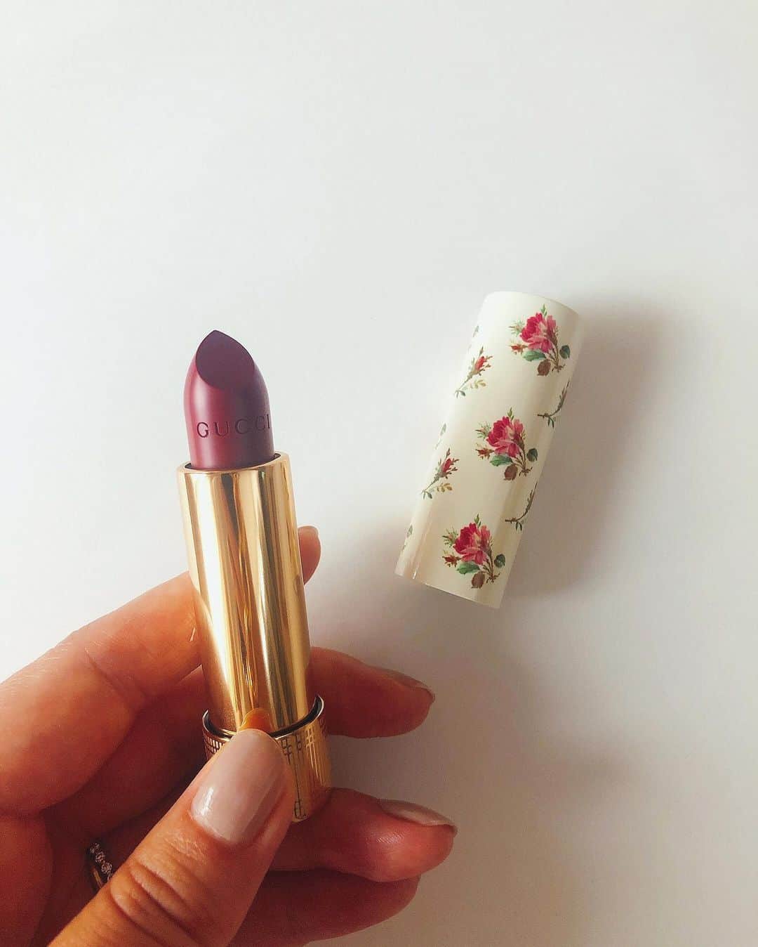 佐々木千絵のインスタグラム：「@guccibeauty   #lipstick   #makeup #beauty #guccibeauty#cosmetics #メイクアップ　#リップ#グッチビューティー#コスメ」