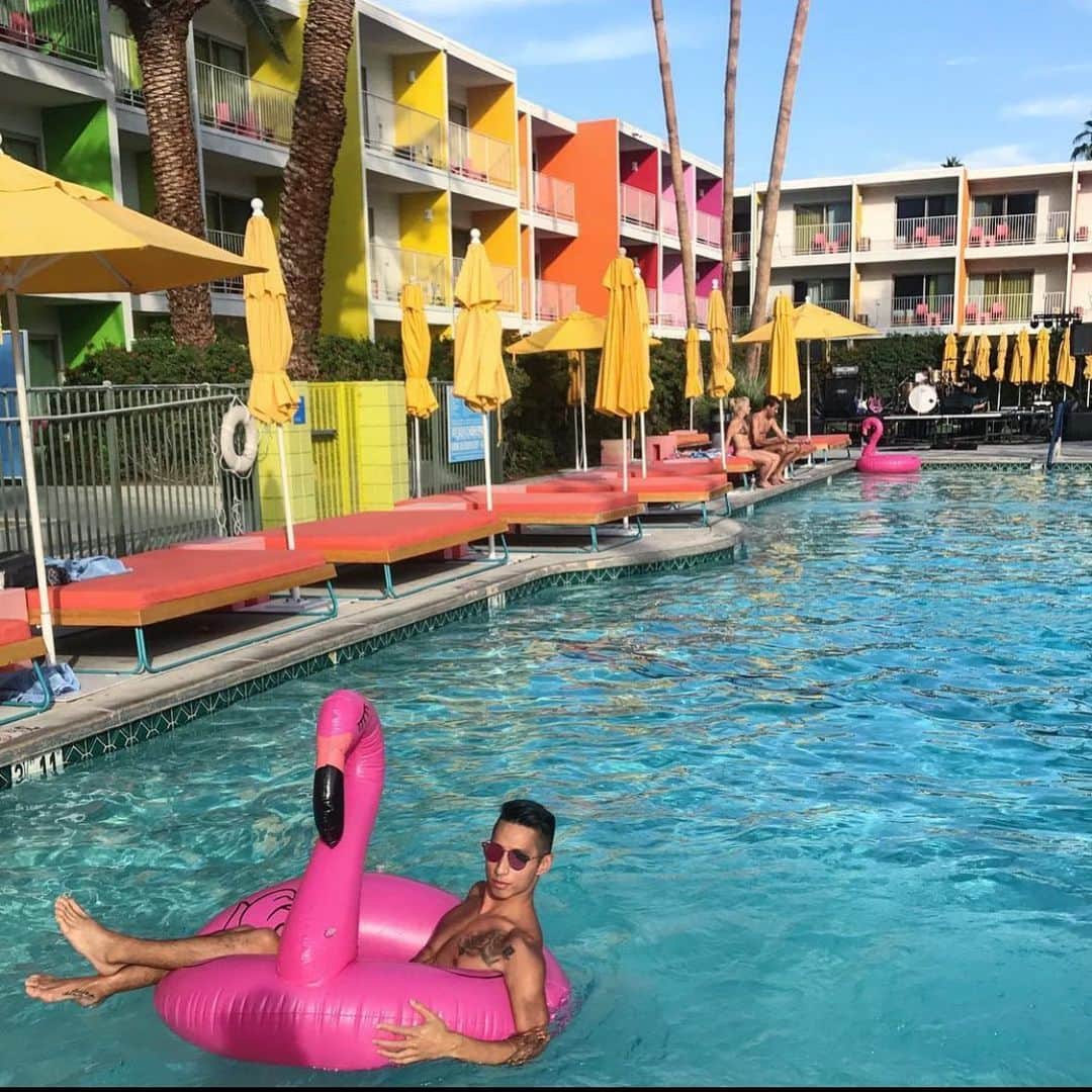 ジェレミー・テンのインスタグラム：「Wishing this was me right now but instead I’m on the couch binge watching #SellingSunet on #Netflix while open-mouth breathing into a bag of Ruffles Sour Cream and Onion chips.  . . . #Throwback #PalmSprings #TheSaguaro #2020Energy #PinkFlamingo #Floatie #PoolLife #Vacation #Travel #TakeMeBack」