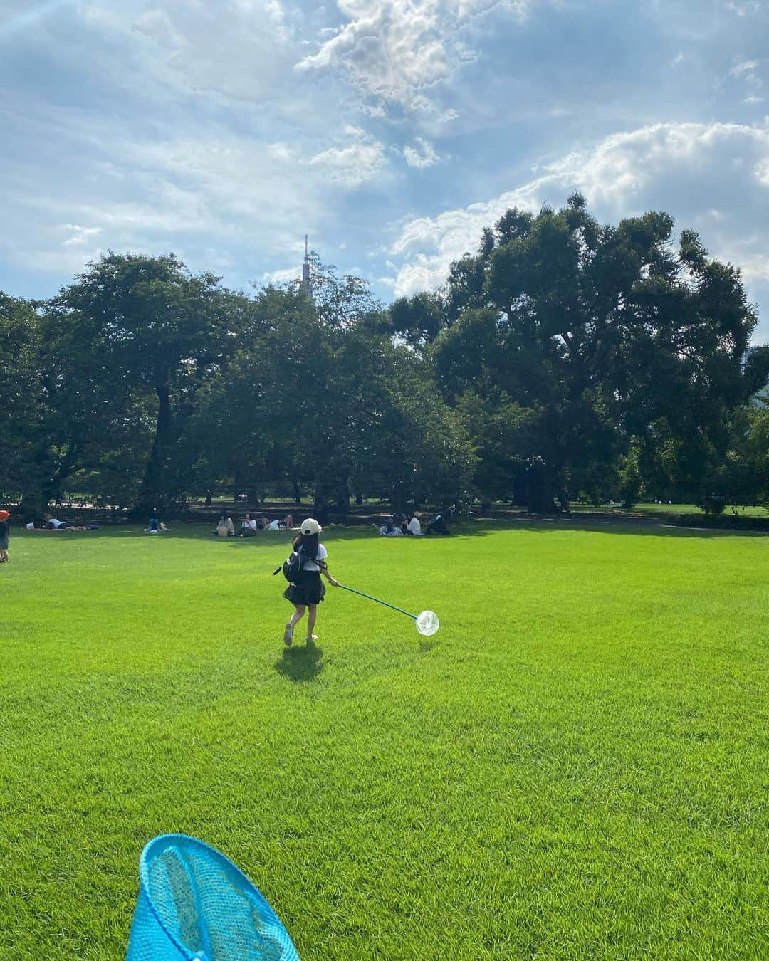 丸山悠美さんのインスタグラム写真 - (丸山悠美Instagram)「娘の提案でお揃いドットワンピース。﻿ 夕方の公園遊びは快適ですね！﻿ ﻿ 最近のブームは虫捕りやラジコン、ホバーボード。﻿ 男の子よりわんぱくです✨﻿ 私も負けずに楽しい...！！﻿ アクティブ遊びの方が得意な母親だと自覚しました💦﻿ ﻿ 子供の頃﻿ 兄の事が大大大好きで﻿ 虫捕り、キャッチボール、探検、水鉄砲﻿ そんな遊びばかり﻿ ﻿ 女の子遊びをした事がないから﻿ 娘とするお人形遊びやおままごとが下手で﻿ いつも申し訳なくて...😣﻿ （宝物はドラゴンボールやガンダムのキン消し）﻿ お人形で遊ぶとなぜか戦いごっこになっちゃう😂﻿ ﻿ ﻿ #親子コーデ #親子 #happy #子連れ #公園 #リンクコーデ #女の子ママ #夏休み #子供服 #summer #onepiece #ワンピース #ドットワンピース #ママ #ママコーデ #イケサンパーク #プチプラコーデ #bonnsylph ﻿」8月11日 11時04分 - maruyumi