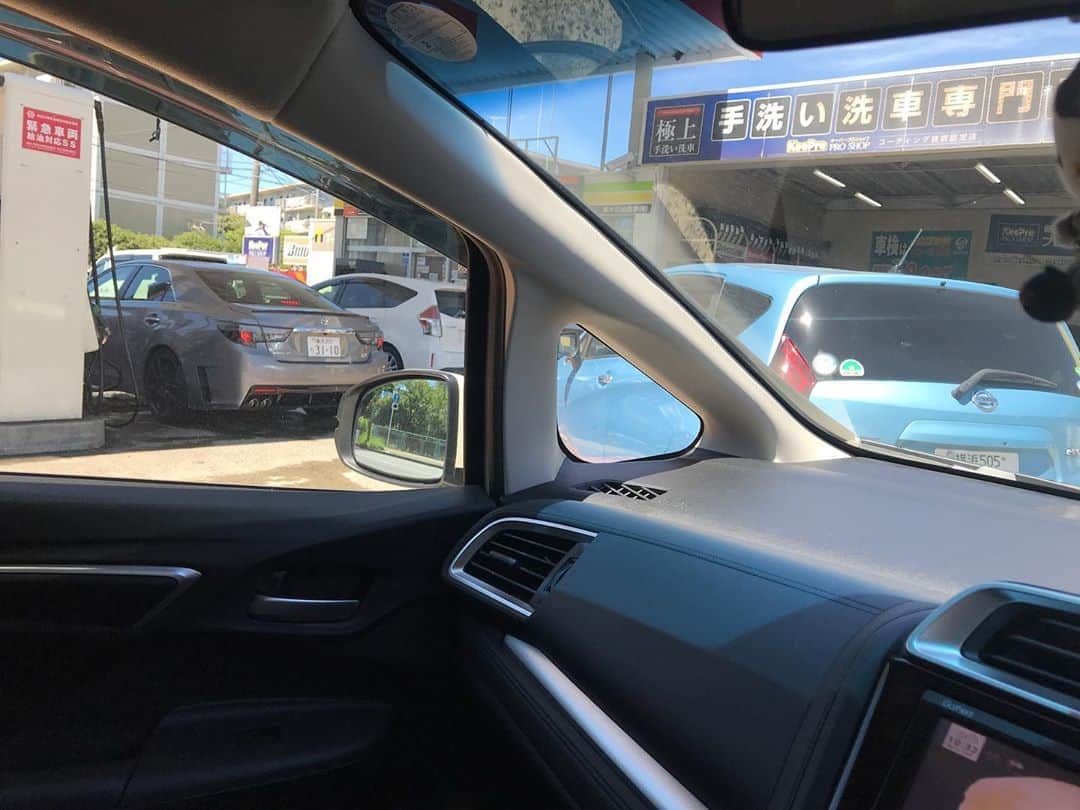 メルロコ一家の楽屋裏さんのインスタグラム写真 - (メルロコ一家の楽屋裏Instagram)「会社夏休みだけど本日出勤。ガソリンスタンドダダ混み。手洗い洗車に行列。自分で洗えよ！このクソ暑いのにバイトがかわいそうだ〜。車汚くても死なへんぞ。#明日の夜から#大阪帰ります#父も#母も#心配#メルロコ一家の横須賀ストーリー」8月11日 11時09分 - merulocomocodon