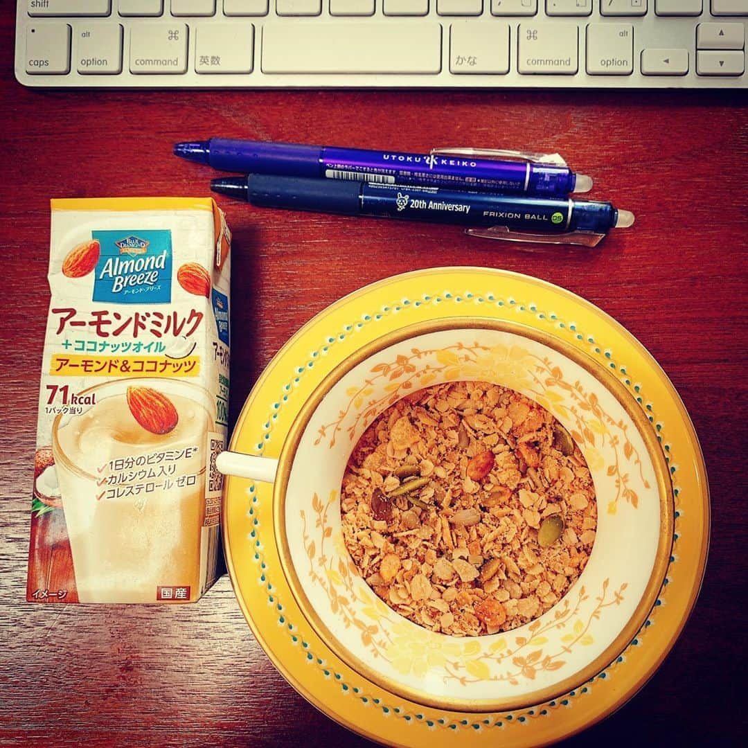 宇徳敬子さんのインスタグラム写真 - (宇徳敬子Instagram)「#おはようございます ✨☀✨ #goodmorning  #organic  #Granola #オーガニック #グラノーラ　🥣 #アーモンドミルク　🥛 #helthyfood  #diet にも良いかも😋なぜならば…ファイバーで満腹感でお腹が空かないのです😊💕 #腸内環境  #腸内フローラ ✨ #心　と　#体　整えて💞 #健幸美活　✨ 今日も #ハッピーポイントアップ　🥰 こだわりぬいた #健幸美活セット だから 美味しすぎて☺️ やめられない🙂止まらない🙃 #植物性 #発酵食品 で健やかな幸せな朝から 今日もスタートします🤗 #ありがとうございます ✨🙏  毎週火曜日は🧚🏻‍♂️ #ラジオ日本 #加藤裕介の横浜ポップj #宇徳敬子のハッピー愛ランド  #声のジェット機アイのコトバ  14時半　〜 #radiko #ラジコタイムフリー  でも👌 #宇徳敬子 @utoku_keiko   #almondbreeze  #ukgoods  #instagood  #instagram」8月11日 11時10分 - utoku_keiko_official