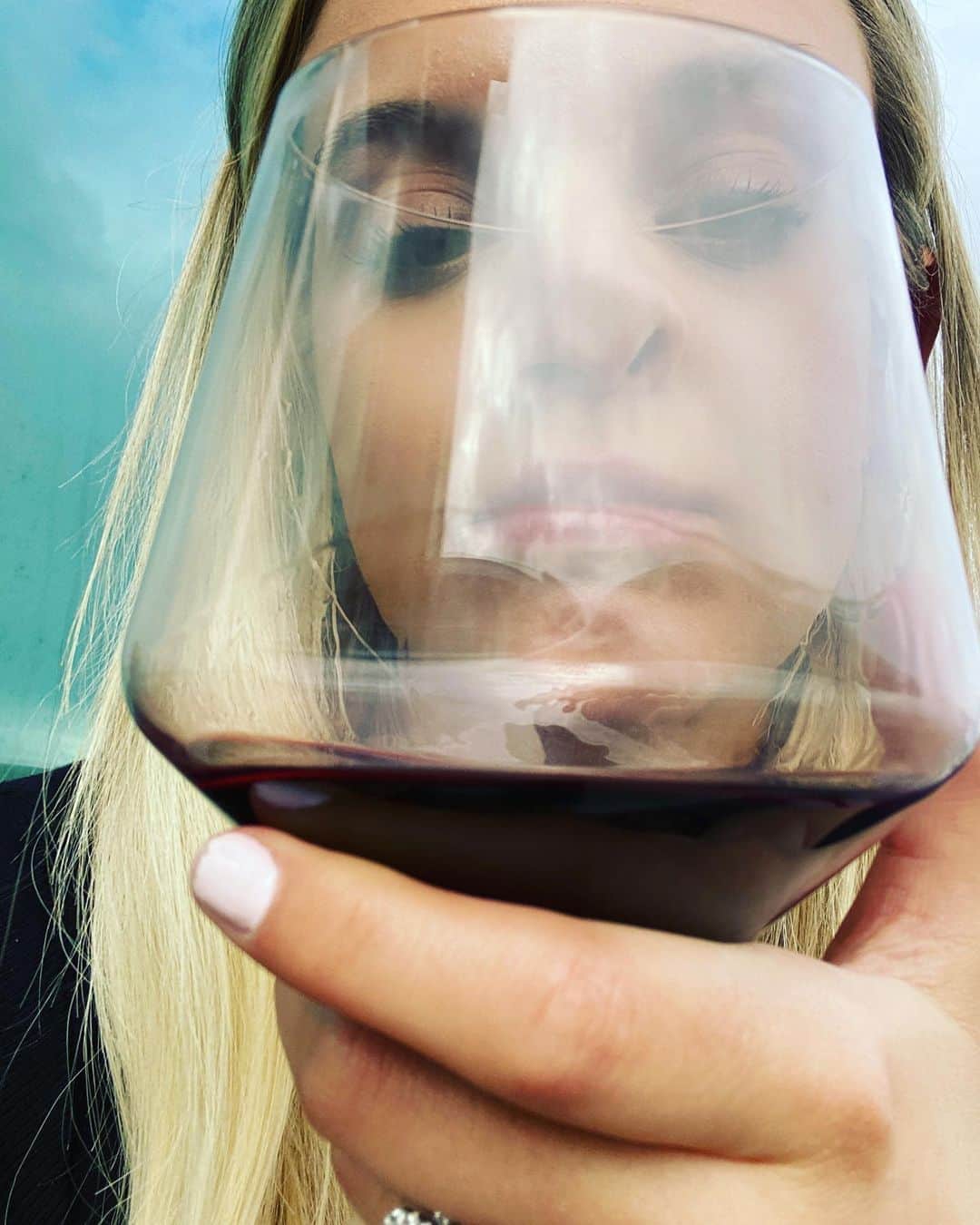 Kelsea Balleriniのインスタグラム：「was anyone else’s Monday...this vibe? 🤦🏼‍♀️🍷」