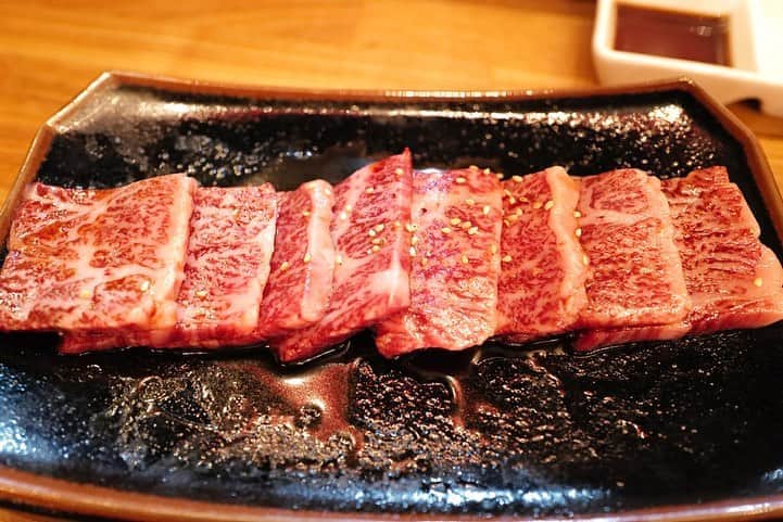 福岡グルメ 福岡ランチ「デビログ」さんのインスタグラム写真 - (福岡グルメ 福岡ランチ「デビログ」Instagram)「『炭火焼肉バル AGITO HIRAO 』はカジュアルな感じで焼肉が食べられる店。 店内は明るい雰囲気で、いつも予約でいっぱいの人気店だよ😁 ここではタン元を使った「#特選厚切りタン塩 」や黒毛和牛の「カイノミ」など、希少部位が楽しめる😋 〆も大人気なので、是非食べて欲しい。 特に「うにサーロイン丼」は薄切りサーロインとウニがたっぷり入って、なんと1,390円✌️ 「#盛岡冷麺 」は岩手県の盛岡から直送された麺のコシが半端ないよ。ハーフサイズもある。 「#エビンバ 」はビビンバご飯の上に海老がたっぷりのっているので、海老好きにはたまらんね🙆‍♂️ デザートには1日限定15食の「自家製ほうじ茶プリン」がおすすめ。 支払いは現金かカードのみ。 . メニュー、他picは「デビログ」に掲載しています。 サイトを見る場合はブラウザで「デビログ」で検索👉 . #炭火焼肉バルAGITOHIRAO #福岡市中央区平尾 2-15-1 092-707-2989 18:00～0:00 定休日：水曜日 . ♦️福岡グルメ 福岡ランチの店舗探しならブラウザで「デビログ」で検索👉 ♦️お得な情報やディープな店舗情報はブラウザで「もっとデビログ」で検索👉 . #福岡肉 #福岡焼肉 #平尾 #平尾グルメ #平尾焼肉 #炭火焼肉バルAGITO #アギト #AGITO  #福岡 #博多 #fukuokapics #fukuoka #fukuokacity #hakata #fukuokagourmet #IGersJP #福岡グルメ #福岡ランチ #福岡ごはん #福岡ご飯 #食べログ福岡 #福岡飯 #福岡食べ歩き #福岡インスタグルメ #インスタグルメ福岡」8月11日 11時18分 - devi_takahashi
