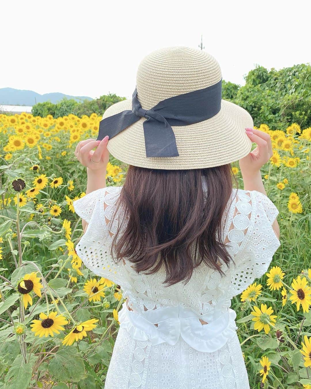 のインスタグラム：「.﻿ 今日も暑いね〜🌻🤍﻿ ﻿ #🌻 #👒」