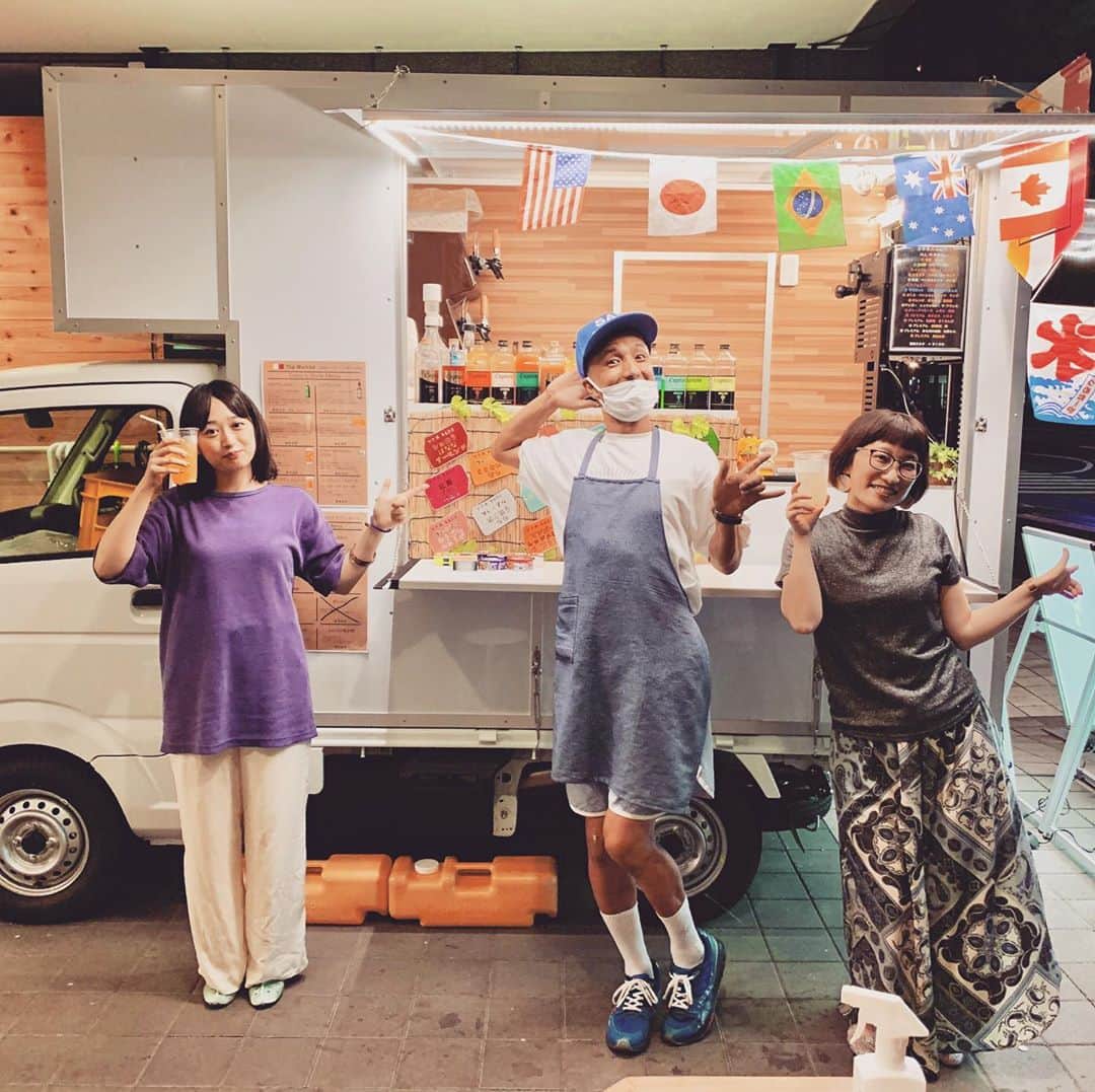 松浦志穂のインスタグラム：「@2700tsune さんのキッチンカー🚌新宿本社帰りに寄らせていただきました🍺お酒にジュースにおつまみにかき氷🍧の種類もめちゃくちゃ豊富で最高でした🎊ツネさんは緊急事態宣言中の不安でいっぱいだった時も「元気だそうぜ！」と激うまの焼肉セット贈ってくださり🥺😢いつ会ってもエネルギーに満ち溢れたツネさんの陽気さにマジ元気もらえました🥺🔥そんで最近夕方5時くらいから日が沈むまでの時間が気温とか天気最高過ぎて屋外で飲みたいなぁあああぁっ！！と思ってたのも実現出来て最高でした👏🥺㊗️🍧🍺 ・ ツネさんのキッチンカー🚌 新宿区四谷4ー8ライオンズ四谷タワーゲート1階店舗 ・ #2700ツネ  さん #キッチンカー」