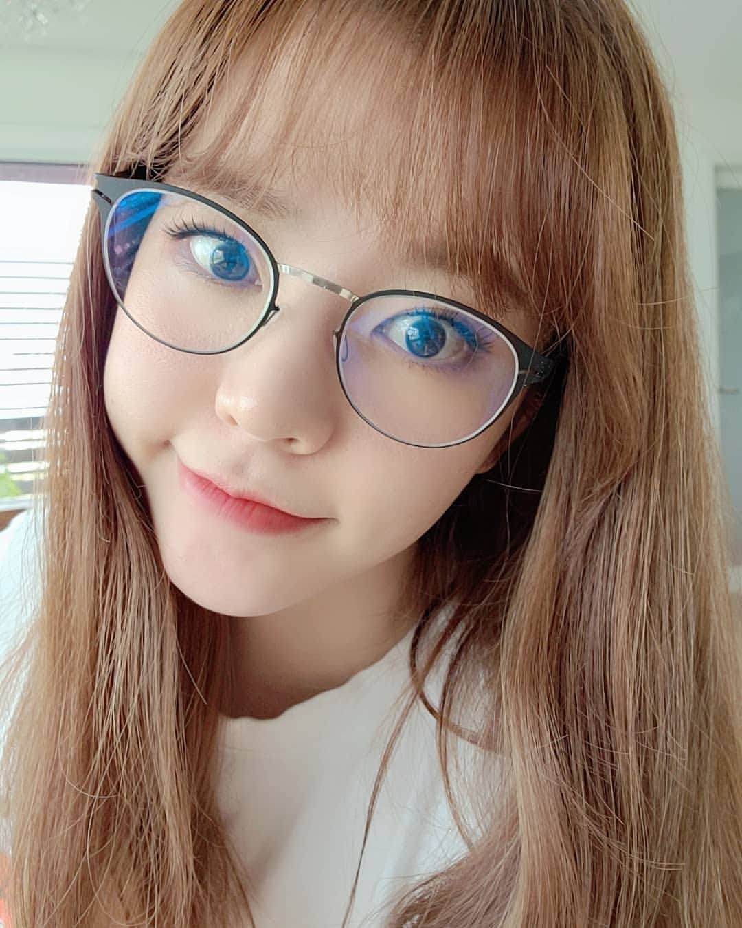 のインスタグラム：「안경을 쓰면 잘보이는데 걸리적거령.. 옆으로 누워서 티비 보고싶은데 그럴수가 없엉... 힝🙁」
