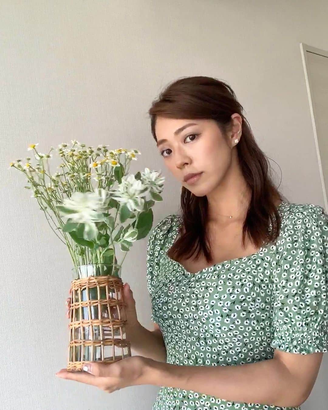 わちみなみのインスタグラム：「🥵🥵 お花✖️お花🌿  #わちみどり　 #花のある暮らし #花瓶　#ワンピース　#花柄ワンピース」