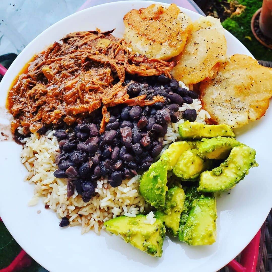 ケリスのインスタグラム：「Try making Ropa vieja AND , black beans USING GOLD MINE BOX SOFRITO SEASONING with rice , tostones and aguacate . I crave these dishes all the time! What are you having ?! Tag me with dinner photos I love to see what everyone is making . Inspiration all around ! #puertorico #foodie #myheart #cheflife #goldmine #farmtotable #bipoc #buyblack #spice #flavor #sabor # delicious #cravings」