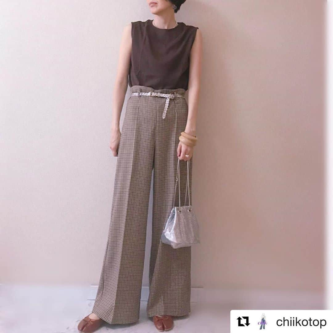 ショップにこにこさんのインスタグラム写真 - (ショップにこにこInstagram)「#Repost @chiikotop with @get_repost ・・・ #fashion 🧸 ・ ・ 夏だけど𝑑𝑎𝑟𝑘𝑏𝑟𝑜𝑤𝑛🤎 #ハンサムショート  巻いてみたら頭大きくなった🙈𓇢𓇢 ・ ・ @gu_for_all_ @gu_global 🎽 @grshimamura 👖 @wego_official 👜 @shopnikoniko 🥿 ・ ・ #夏コーデ #ダークブラウン #ノースリーブ #ジユジョ #guコーデ #gustyle #gu夏コーデ2020 #みんなのguコーデ #のっぽコーデ部 #170 #おでかの輪 #しまむら #着画 #チェックパンツ #メタルバック #wego #足袋バレエ #ショップにこにこ #zozotown #followｍe #l4l #instafashion #partegram #instaphoto #いつこ #秋先取り #秋っぽコーデ」8月11日 11時58分 - shopnikoniko