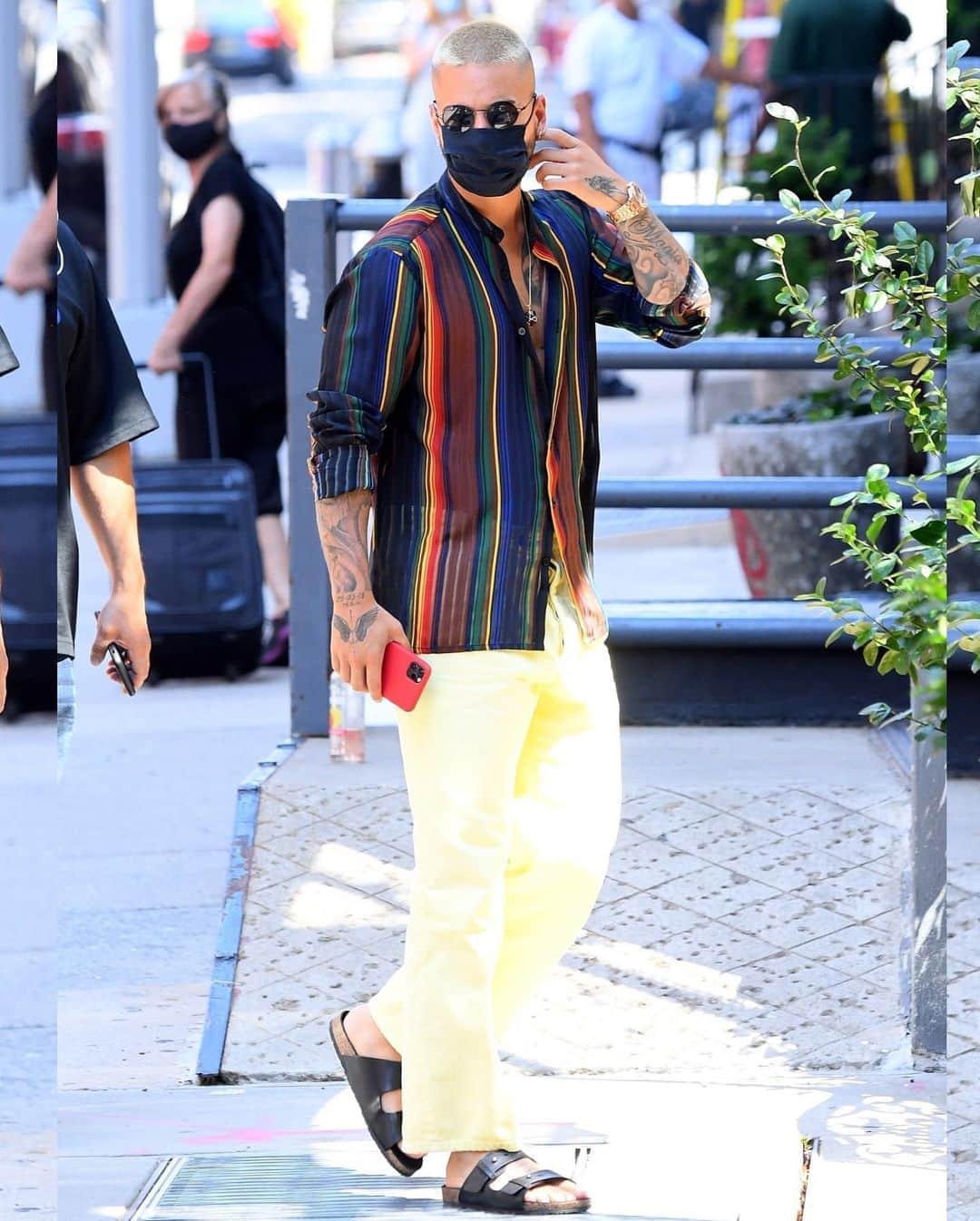 Just Jaredさんのインスタグラム写真 - (Just JaredInstagram)「@maluma packed on the PDA with a mystery woman while out to lunch in NYC! #Maluma Photos: Backgrid」8月11日 11時51分 - justjared