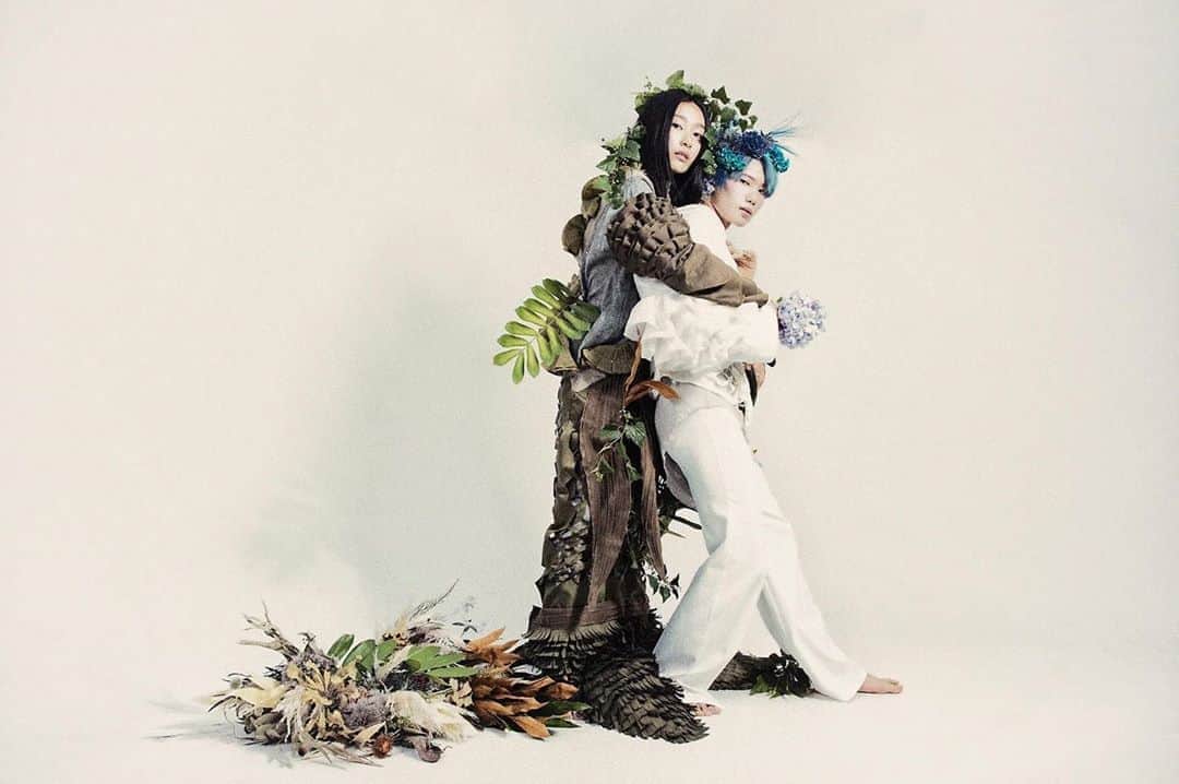 恵里花のインスタグラム：「🌿💐 ﻿ with @s.dao_ ﻿ Photographed by: @atsukoholic ﻿ Flower Artist: @anelamami ﻿ Hair&make-up by: @yuka.taniwaki ﻿ Styled by: @05_pomme ﻿ ﻿ #作品撮り﻿ #フラワーアート﻿ #フリーランスモデル」