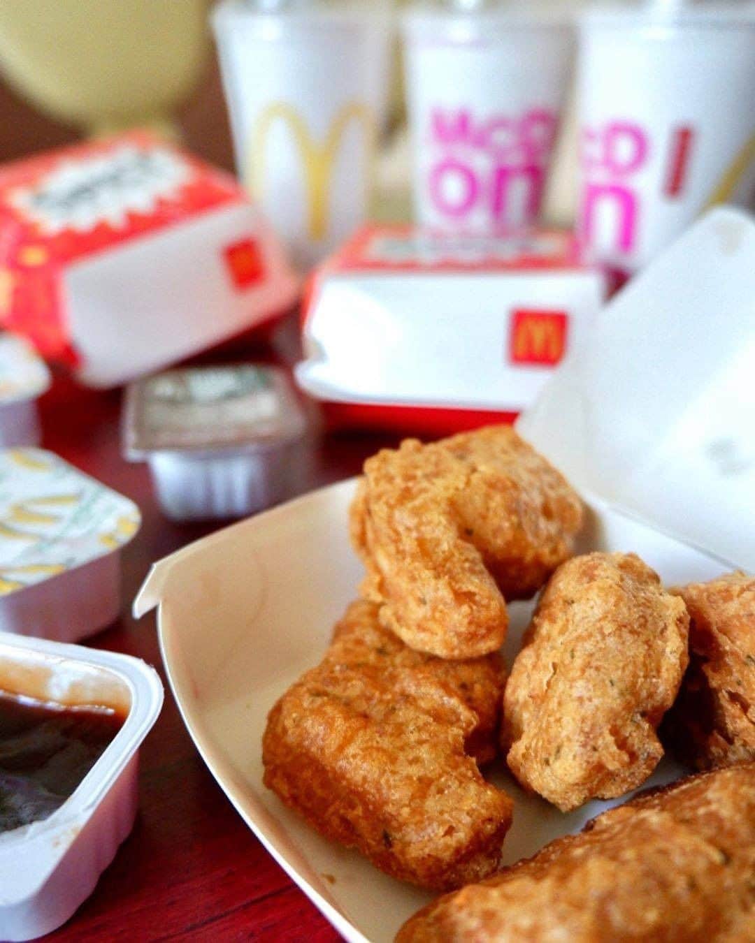 McDonald's Philippinesのインスタグラム：「Looking to spice up your lunch-from-home? Let @heyeatsteppi’s photo be your sign to get our new Spicy McNuggets!」