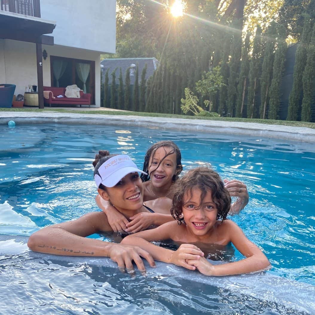 ダニア・ラミレスさんのインスタグラム写真 - (ダニア・ラミレスInstagram)「This is life... #family #myobsession @mygaiaaether photo by @bevland22 #lovesofmylife」8月11日 11時55分 - daniajramirez