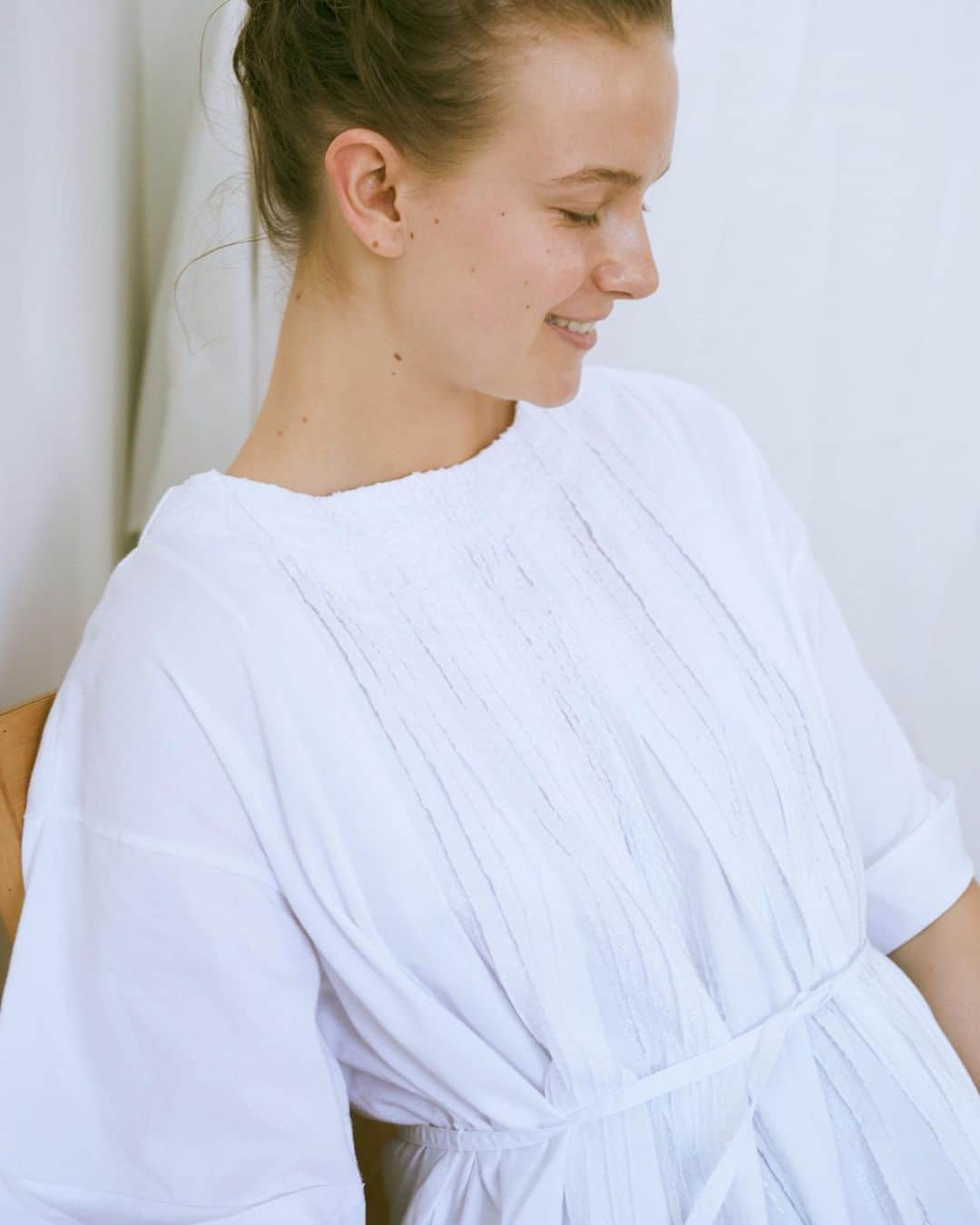 ネ・ネットのインスタグラム：「2020 Autumn/Winter Collectionの新作が発売中です。ぜひ、ご覧ください。﻿ ﻿ SLASH QUILT JERSEY﻿ ﻿ 前身頃は生地を重ねて、4種類のニュアンスの違う刺繍柄を施し、リッチな表面感を実現。 スラッシュ部分は風通しをよくするだけでなく、身体にフィットしない作りで、ボディのラインを気にせず着られるのがうれしいポイントです。前身頃はハリがありきちんと見えする素材ですが、後ろ身頃はやわらかく肌なじみのいいジャージ素材を使用し、着心地にもこだわりました。﻿ ﻿  #ネネット #nenet #新作 #new #autumn #winter #2020 #collection #slash #qult #jersey #hugbag #white #tokyo #japan」
