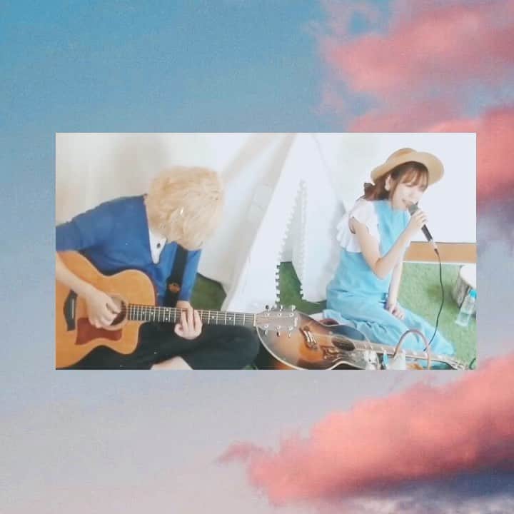 のインスタグラム：「夏らしい曲がさらに夏らしくなった🏄‍♂️  アーカイブは明日の23:59までYouTubeに公開してます🍉辻詩音から残暑見舞いが届く残暑見舞いポストカードも明日まで受付中〜🎤 まだまだたくさん、楽しい夏を届けたいので良ければみなさん応援をお願いしますっ🏰  #辻詩音と夏あつめ #辻詩音 #music #singersongwriter #gibson #guitar #live #picnic #picniclive #ピクニック #ナミノリ」