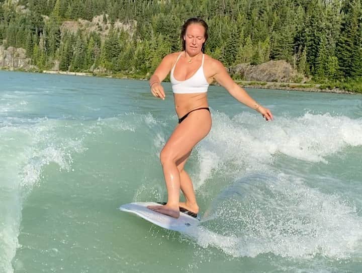 ジェイミー・アンダーソンのインスタグラム：「Wake surfing at my new home lake! Summer is in full swing up here and I’m feeling blessed to be able to chill  and take it all in 🙏 Much love ❤️」