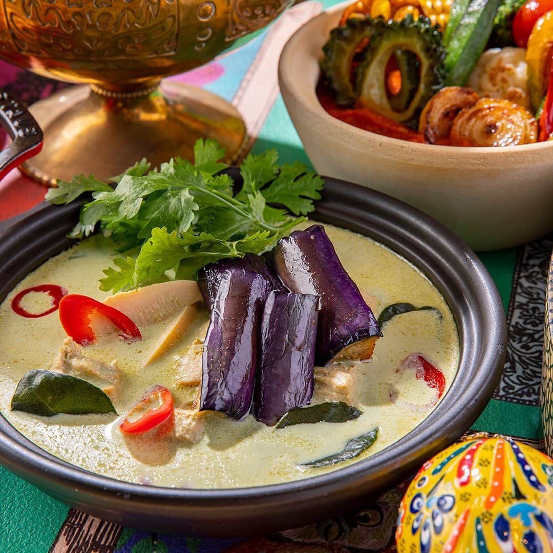 のインスタグラム：「タイ風グリーンカレーはパクチーの香りとココナッツミルクが濃厚！  このカレーに合うのが『アボカド＆パクチー・ミントアイスクリーム』です。  大胆にカレーに投入するか、カレー、アイスを交互に食べるか悩みますね。辛いと甘い、熱いとヒンヤリのダブル無限ループをどうぞお楽しみください。さっぱりとした食事のスイーツとしてもおススメです。  Have you tried adding ice cream to curry? Marble Lounge’s all-you-can-eat Curry Lunch lets you get experimental! Our recommendation is Avocado & Coriander Ice Cream with Thai Green Curry but feel free to customize or have them separately.」