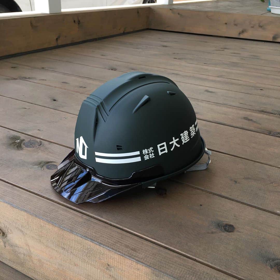 日大建築のインスタグラム：「新規ヘルメット作りました⛑ #日大建築#カリフォルニアスタイル #サーファーズハウス新築#注文住宅#宮崎市#モダン#オシャレ#ビーチ#海#surf #ハワイ#アメリカン#大工#建築#設計#ウッドスタイル#中古住宅#リフォーム#リノベーション#カバードポーチ#ウッドデッキ#ヘリンボーン#マイホーム#家造り」