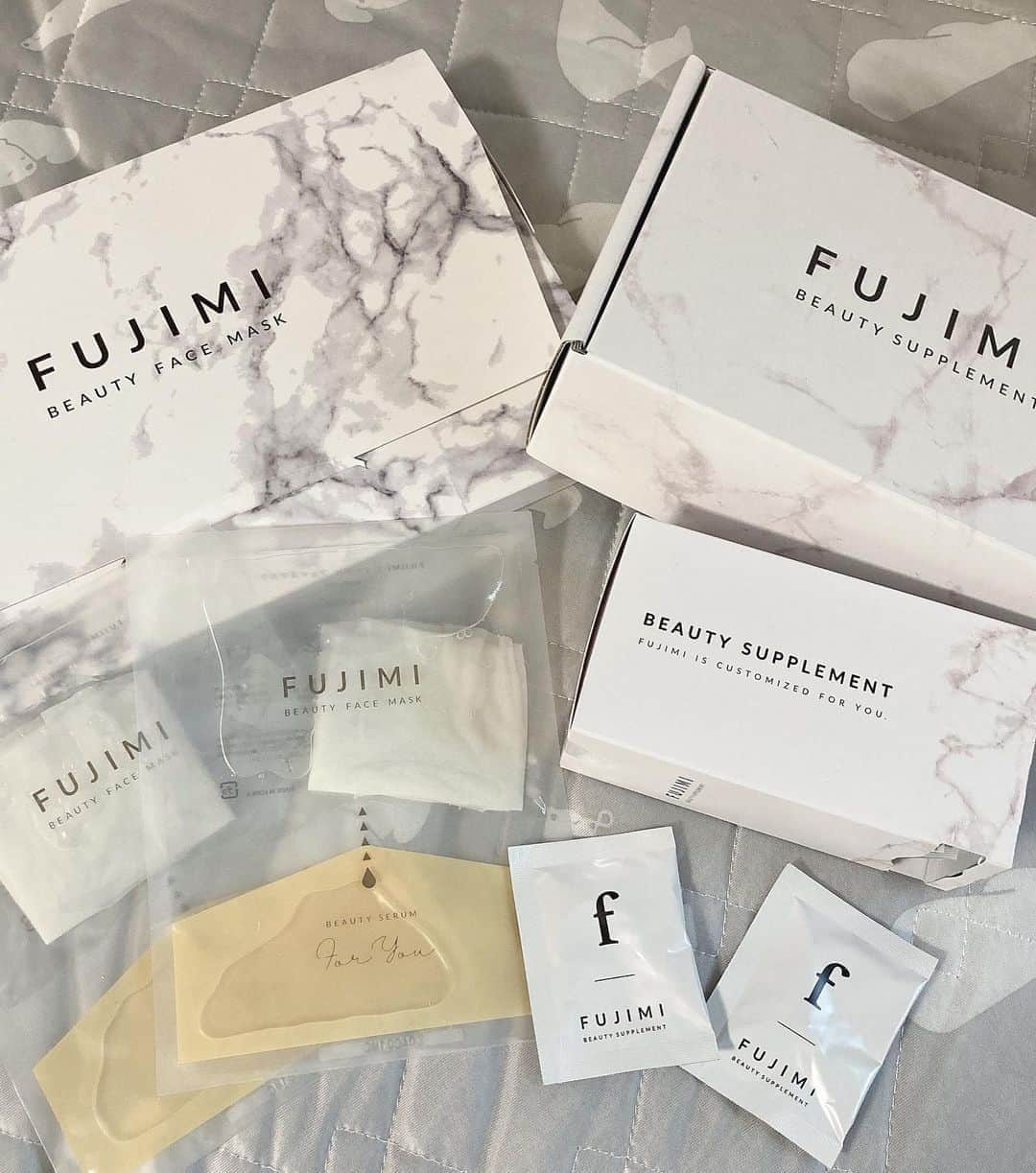 安藤まいさんのインスタグラム写真 - (安藤まいInstagram)「FUJIMI (@fujimi_official )様のサプリとフェイスパックをいただきました✨ このサプリ、サイトで23問の肌診断アンケートに答えていってその診断結果から1番必要なサプリをカスタマイズして5種類のサプリを処方してくれるの🥺❤️ 全部で2000億通のパターンがあるんだって...!!! しかも小包装で5粒セットに入っていて可愛くて簡単に飲めるの😍💓持ち歩き用のポーチまでついてた！✨感動。。。 今回みたいに出張が多い私でも持っていきやすくて一錠ずつ開けなくていいからめっっっちゃ楽！そしてパッケージもおしゃれ🥺❤️ 飲んで1週間くらいだけど出張に日光沢山浴びたりの生活なのに肌の調子は良い🤫☀️  フェイシャルマスクも、こっちもパーソナライズされた美容液成分が二層になって入っていて、つけるときに混ぜ合わせて使うので新鮮な状態の美容液をひたひたにつけられるの〜☺️💓 香りも自分で選べて全部が私仕様にカスタマイズできる最高ケアになる🥺❤️❤️❤️ これからの効果も楽しみだなぁ〜 マスクをずっとつけてて肌トラブルに悩んでいたときだったからすごい救世主！おすすめです☺️💓  #fujimi #pr #fujimiサプリ #fujimiフェイスマスク #サプリメント#美容#パーソナライズマスク #パーソナライズサプリ#美容好きな人と繋がりたい #おうち時間 #オフタイム」8月11日 12時14分 - mai_ando0407