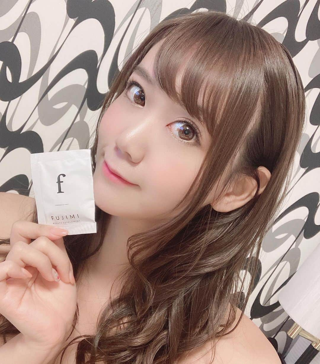 安藤まいさんのインスタグラム写真 - (安藤まいInstagram)「FUJIMI (@fujimi_official )様のサプリとフェイスパックをいただきました✨ このサプリ、サイトで23問の肌診断アンケートに答えていってその診断結果から1番必要なサプリをカスタマイズして5種類のサプリを処方してくれるの🥺❤️ 全部で2000億通のパターンがあるんだって...!!! しかも小包装で5粒セットに入っていて可愛くて簡単に飲めるの😍💓持ち歩き用のポーチまでついてた！✨感動。。。 今回みたいに出張が多い私でも持っていきやすくて一錠ずつ開けなくていいからめっっっちゃ楽！そしてパッケージもおしゃれ🥺❤️ 飲んで1週間くらいだけど出張に日光沢山浴びたりの生活なのに肌の調子は良い🤫☀️  フェイシャルマスクも、こっちもパーソナライズされた美容液成分が二層になって入っていて、つけるときに混ぜ合わせて使うので新鮮な状態の美容液をひたひたにつけられるの〜☺️💓 香りも自分で選べて全部が私仕様にカスタマイズできる最高ケアになる🥺❤️❤️❤️ これからの効果も楽しみだなぁ〜 マスクをずっとつけてて肌トラブルに悩んでいたときだったからすごい救世主！おすすめです☺️💓  #fujimi #pr #fujimiサプリ #fujimiフェイスマスク #サプリメント#美容#パーソナライズマスク #パーソナライズサプリ#美容好きな人と繋がりたい #おうち時間 #オフタイム」8月11日 12時14分 - mai_ando0407