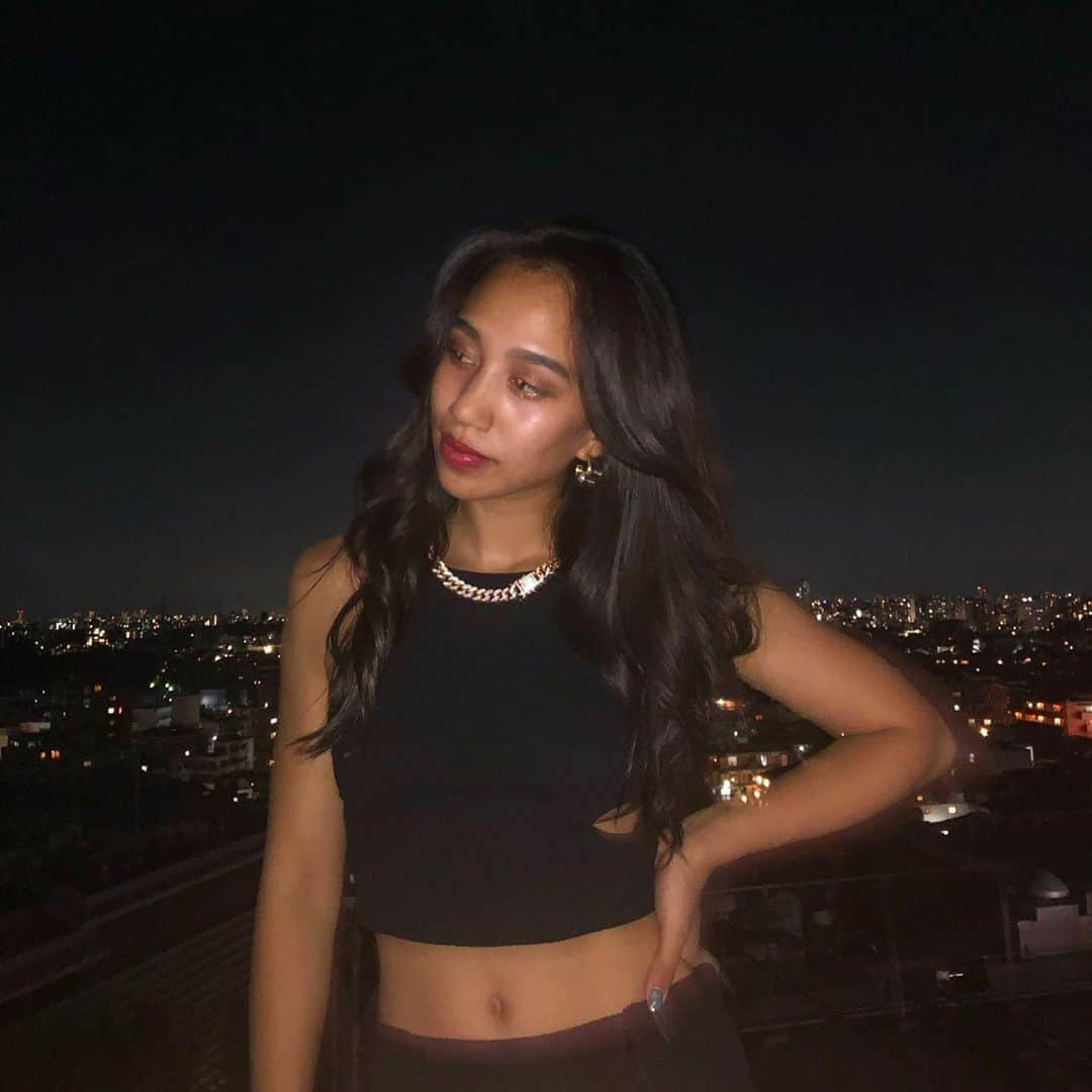 Megha Shrestha さんのインスタグラム写真 - (Megha Shrestha Instagram)「Real is so rare theses days 🌙 朝と夜の顔 リアルを見つけるのが難しい今日この頃フェィクが多いなぁーってつい思ってしまうね🌿　自分の心が感じるままに生きていきたい🌙  Gold @propre_jewelry 【PE3651】  #blackcode #redlips #goldaccessories #ootd #nightcode #nightphotography #iphone #proper #jewelry #propre_jewelry #propre_style」8月11日 12時14分 - happy_story_14
