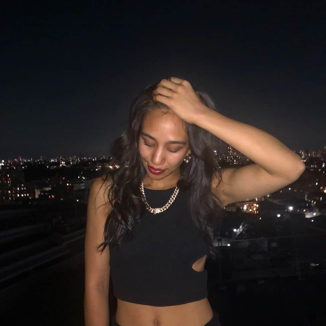Megha Shrestha さんのインスタグラム写真 - (Megha Shrestha Instagram)「Real is so rare theses days 🌙 朝と夜の顔 リアルを見つけるのが難しい今日この頃フェィクが多いなぁーってつい思ってしまうね🌿　自分の心が感じるままに生きていきたい🌙  Gold @propre_jewelry 【PE3651】  #blackcode #redlips #goldaccessories #ootd #nightcode #nightphotography #iphone #proper #jewelry #propre_jewelry #propre_style」8月11日 12時14分 - happy_story_14