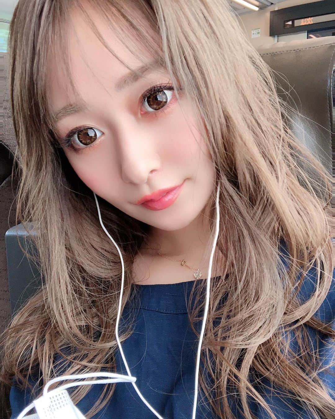 COCOのインスタグラム：「おはよー🧸❤️ 今日からお仕事でるよん！ ベルベに会いにきてね😍😍😍 ・  #美容室 #ヘアカラー #シースルーバング #youtube #アニメ #だいすき #オタク #キャバ #キャバクラ #キャバ嬢 #ホステス #ニュークラ #ニュークラ嬢 #ヘアアレンジ  #ぶりっこ #札幌 #すすきの #歌舞伎町 #六本木 #中洲 #ミナミ #北新地 #instagood #follow #l4l #selfie #ベルベ #ここぷー」