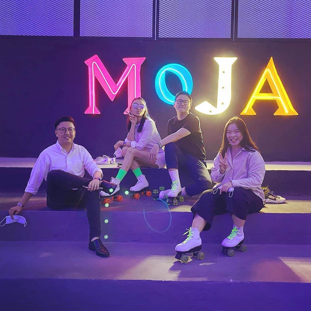 ラライン・シャーのインスタグラム：「Enjoyed some (socially distanced😷) roller skating surrounded by lively art installations at @mojamuseum in GBK Senayan ! Always love spending time with my @kisaku.co crew! #inmyneighbourhood #jakarta 🧡💛💚💙💜」