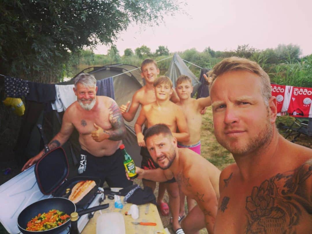 アンディ・サワーさんのインスタグラム写真 - (アンディ・サワーInstagram)「My holiday, my son's and friends. Fishing, the love I can't feel, but I do feel desire of them. Fam Souwer in the game🥵🐟🦟🕷️🐍🌲🐀🌾🎣  #family #friends #fishing #france #hot #me #chefkok #no #kickboxing #boxing #teaching」8月11日 3時37分 - andy8souwer2official