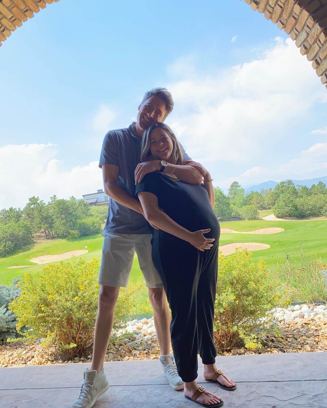 サーシャ・ピーターズのインスタグラム：「✨babymoon✨ iPhone timer for the win! #thirdtrimester」