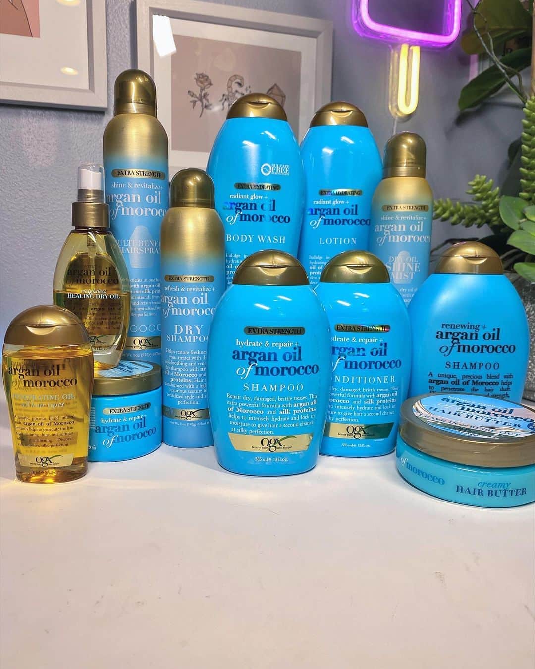N I C O L E.さんのインスタグラム写真 - (N I C O L E.Instagram)「Happy 10 year anniversary to one of my favorites. 🎉💙 The OGX Argan Oil of Morocco collection. The smell is everything & I can’t get enough of their healing dry oil. Swipe right to see the full collection 👉🏽 #UncapTheLove #OGXBeauty #OGXarganniversary #ad」8月11日 3時55分 - nicoleguerriero