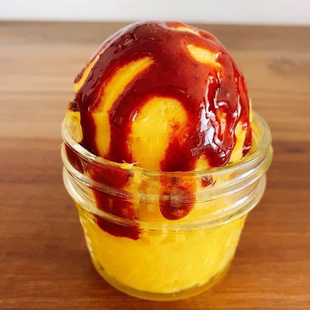 Yonanasのインスタグラム：「Need some inspiration to try something new? We are loving this delicious idea from @comecomonutriologa! She recreated the flavor of a #mangonada with Mango Yonanas topped with Chamoy sauce. This spicy fruit based condiment pairs so well with the cool and sweet flavor of mango sorbet.」