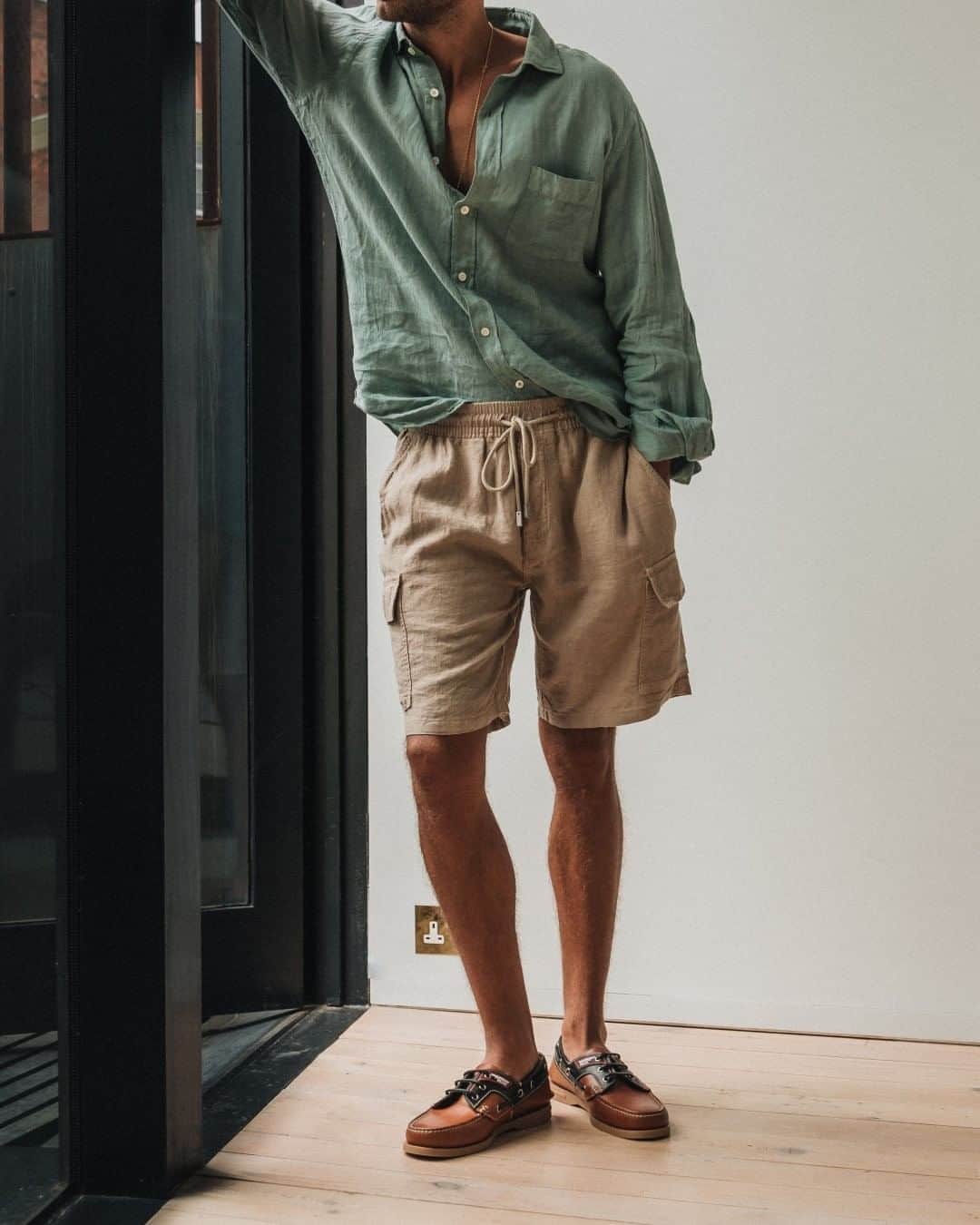 MR PORTERのインスタグラム：「We’re only standing by open doors (in breezy linens) for the foreseeable. What’a your uniform to beat the heat? #MRPORTER」