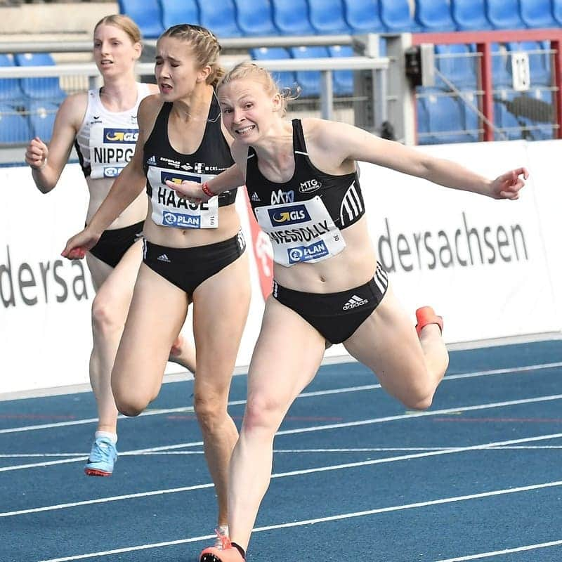 Jessica-Bianca WESSOLLYのインスタグラム：「Deutsche Meisterin 200m! 😍  Gestern konnte ich mich auf meine Stärke verlassen und mich auf den letzten Metern nach vorne kämpfen 💪 Das Ergebnis: Freude pur 😁   Vielen Dank an euch alle für die Glückwünsche! 🤗  📸 @irishenselfotografin   #adidas #AdiJess #nationals #braunschweig #200m #champion」