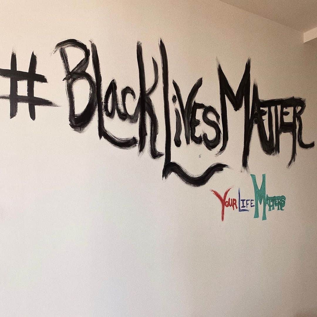 ケイティ・キャシディさんのインスタグラム写真 - (ケイティ・キャシディInstagram)「Always have, always will 🖤 I painted this in my home a few months back. It's a daily reminder to continue striving for equality & justice. #BlackLivesMatter」8月11日 4時03分 - katiecassidy