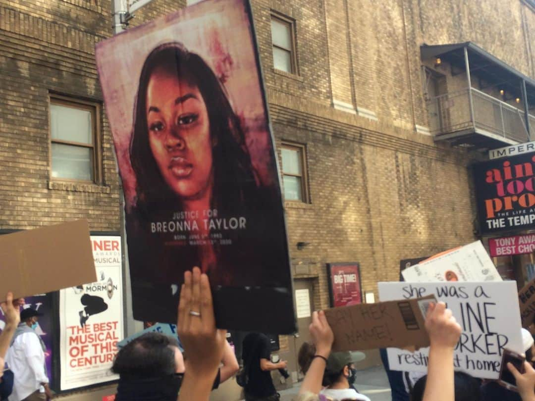 ラリー・ギリアード・Jrさんのインスタグラム写真 - (ラリー・ギリアード・JrInstagram)「That time yesterday afternoon when me, @michaela_jolie and @jadon_gilliard took it to the streets of NY! Justice for BREONNA TAYLOR! Breonna will win! Ain’t over til WE say it’s over! #breonnataylor #nyc #justiceforbreonnataylor #justiceforall #2020 ✊🏾」8月11日 4時11分 - thereallgjr