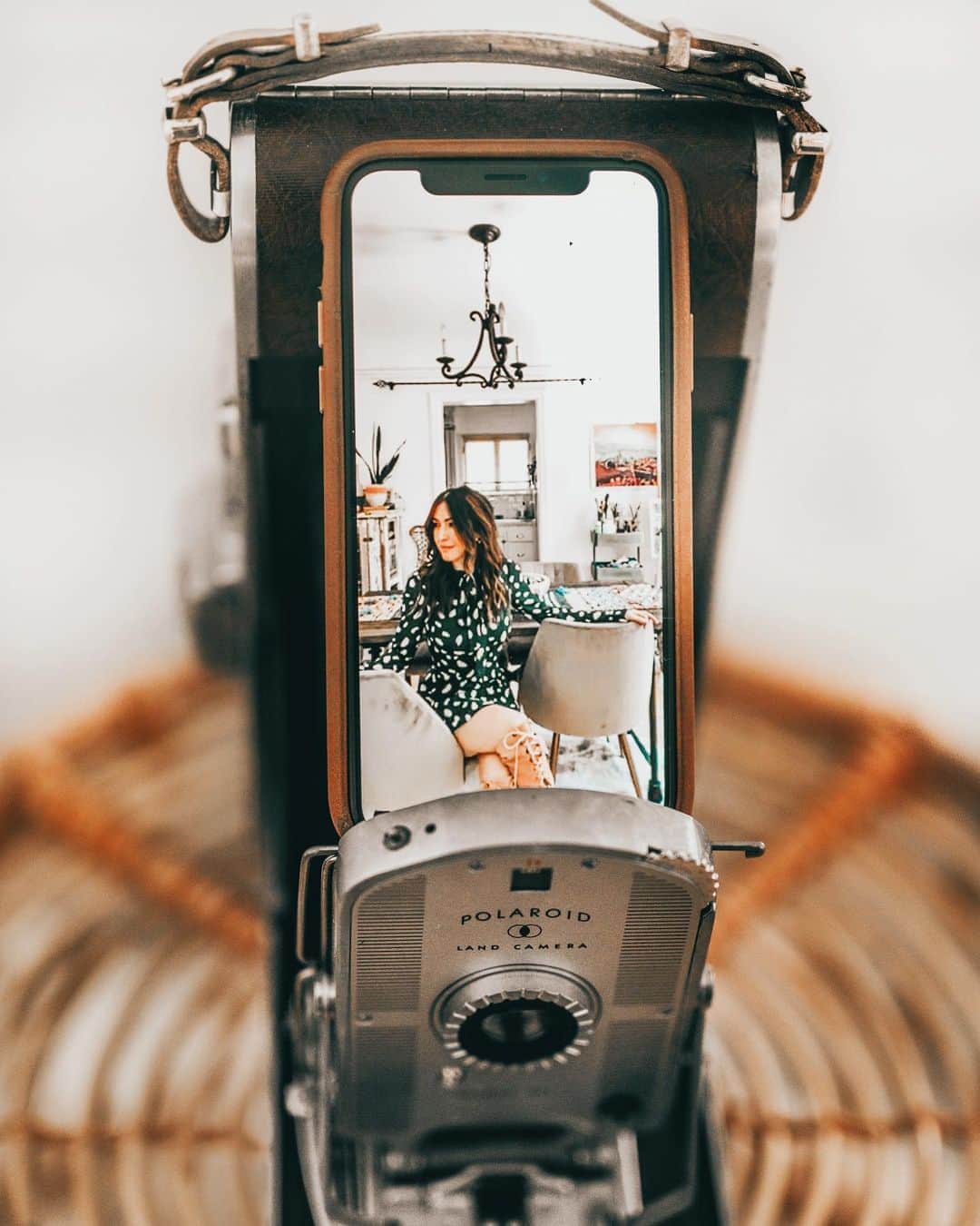ケイト・ボイージェルのインスタグラム：「packing up our apartment has me getting a little emo about how this place was such a great home to us during the majority of the “stay-at-home” order 🏡  I couldn’t be more excited to take you guys along for the ride as we make our new place (which I ADORE) home, but feeling grateful today for how this little house kept us safe and cozy during what has been by far the weirdest year of our lives 💛 quarantine photo and shoot concept by the always awesome @kaylacoleslaw 📸」