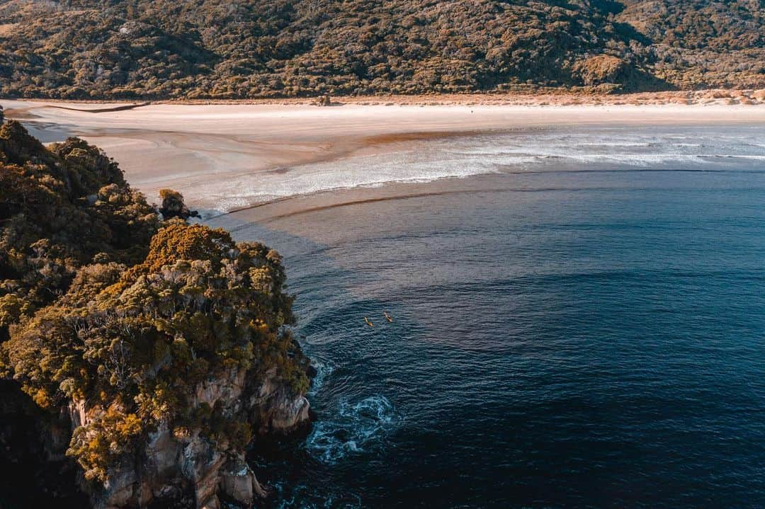 マイケル・ドーソンさんのインスタグラム写真 - (マイケル・ドーソンInstagram)「Lights of an rad Sunset just starting as we rolled into this cool beach. This is Doughboy Bay, South West Stewart Island — our home for the night after a massive day paddling from Long Harry. Epic little spot, pretty remote and wild. Signs of Kiwi on the beach 🏝  #doughboy #stewartisland #seakayak  #kiwicreations」8月11日 4時20分 - mrmikedawson